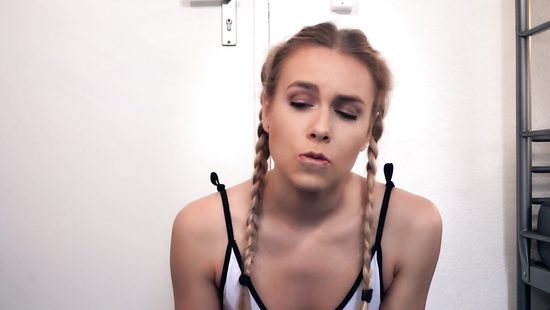 Малышка смогла наконец-то попробовать член черного самца на вкус