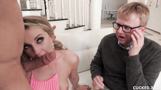 Сексуальная чика устала от занудного супруга и пришла домой с любовником