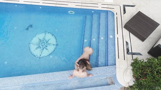 Прелюдия в бассейне и страстный секс на шезлонге подарили сучке незабываемое наслаждение