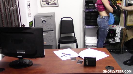 Воровка любит, когда её наказывают, причем жестко в киску