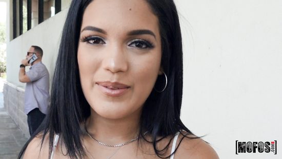 Настолько занят, что не заметил как его девка рядом сосет хуй приятелю