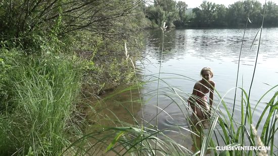 Купания голышом - это идеальный способ развести на трах на природе