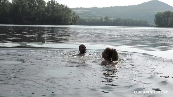 Купания голышом - это идеальный способ развести на трах на природе