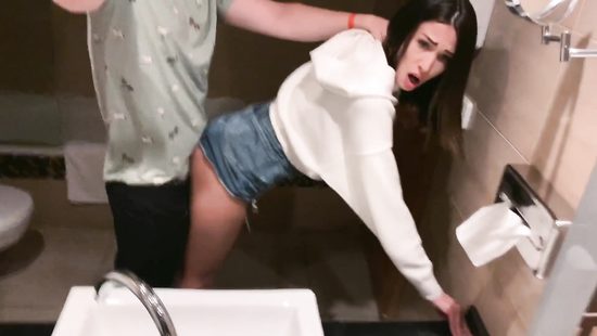 Парочка поставила за цель в жизни трахнуться во всех туалетах мира