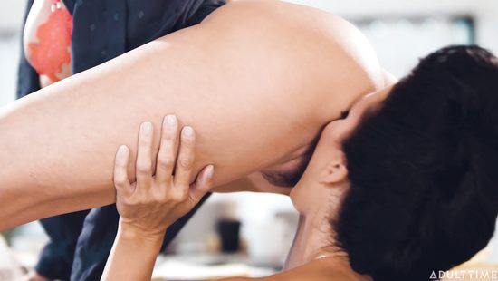 Слияние компаний подписали слиянием тел