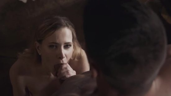 Бутылочка шампанского и секс набирает совсем других красок