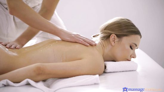 Массажист и сам готов платить, чтобы прикасаться к телу такой девки