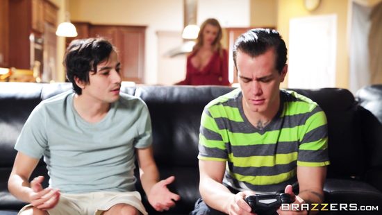 Мачехе приходится трахаться с пасынком, пока батя тупит