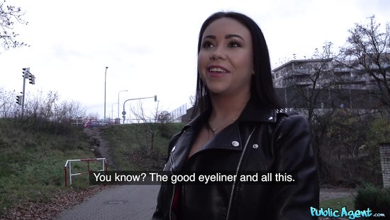 Парень может и подождать, пока кроха заработает пару соток ротиком