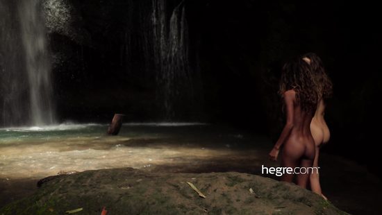 Амазонки нашли райский уголок для купания голышом