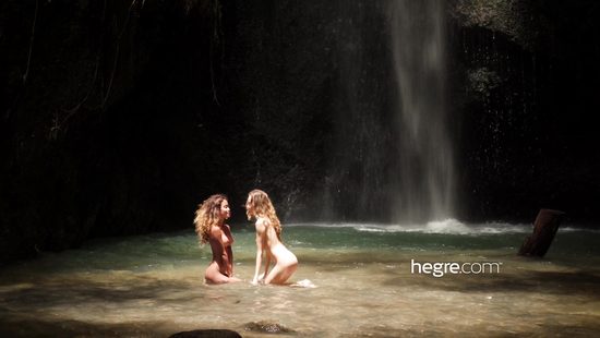 Амазонки нашли райский уголок для купания голышом