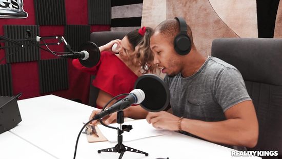 Ночное радиошоу наполняется натуральными стонами