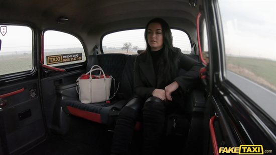 Шлюшка привыкла везде расплачиваться телом