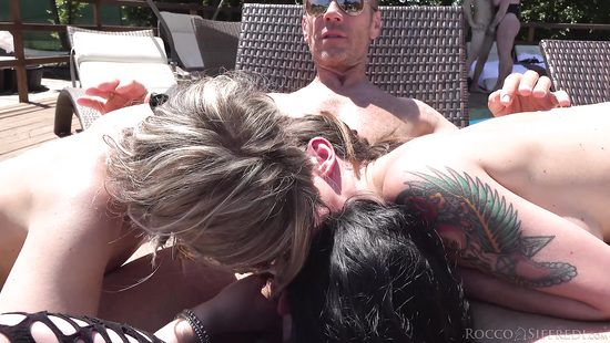 Толпа поебушек отрабатывают свое место под солнцем