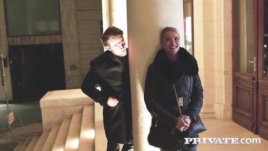 Экскурсия по городу и по дырочкам красотки