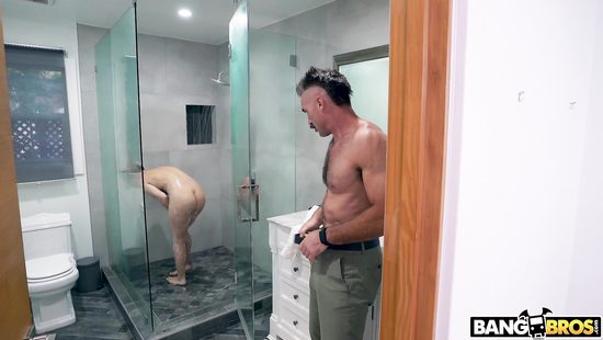 Отчим дает понять лесбиянкам, что член может быть лучше