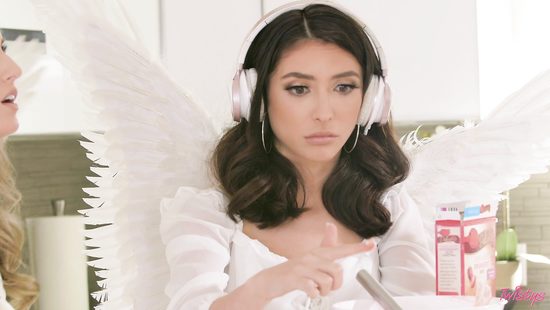 Подготовка к вечеринке поднятием настроения через лесби ласки