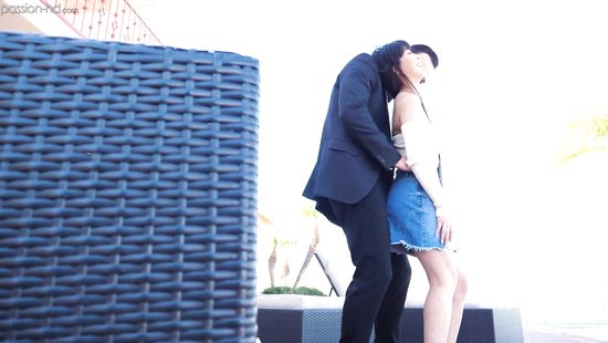 Не успела кончить перед встречей с приятелем, пришлось сразу отдаться