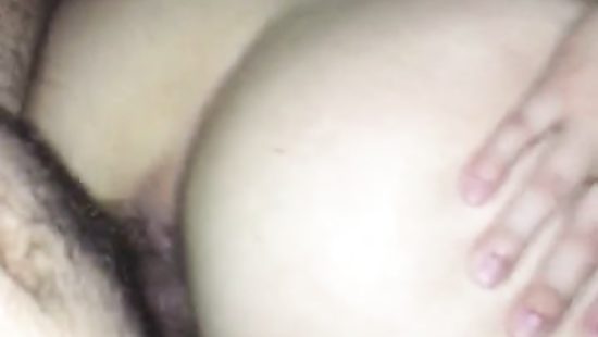 Трахает свою киску