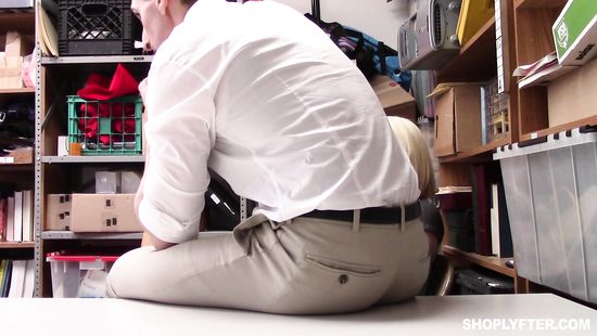 Молодая блондинка на складе дает себя лапать и трахать в вагину