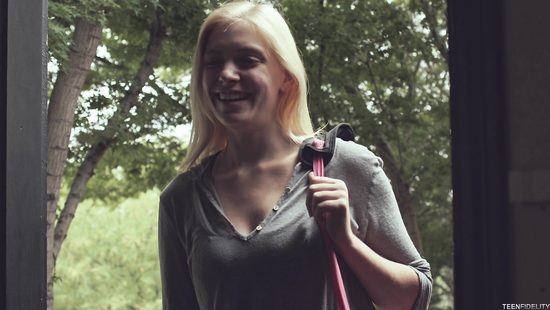 Две блондинки в постели занимаются сексом с одним любовником