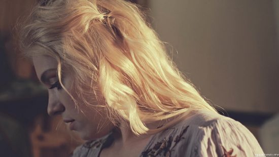 Две блондинки в постели занимаются сексом с одним любовником