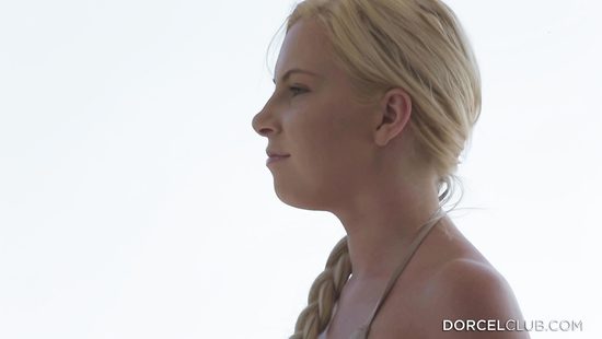 Молодая блондинка в бикини на катере с любовником занимается сексом