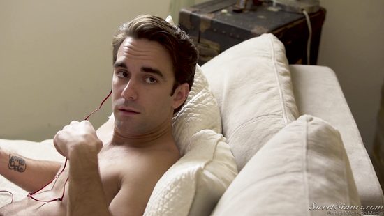 Парень вылизал на кухне киску подруги и вставил член в попку