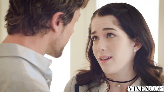 Милая мулатка напросилась на жёсткий секс со своим начальником