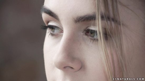 Приставания ухажера продолжаются романтическим сексом на полу