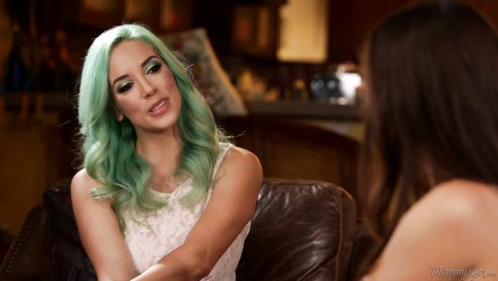 Застала гостью за мастурбацией и стала ее секс партнершей