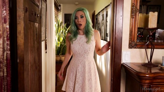 Застала гостью за мастурбацией и стала ее секс партнершей