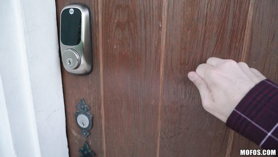 Подглядывание за хозяйкой дома переросло в секс на кухне