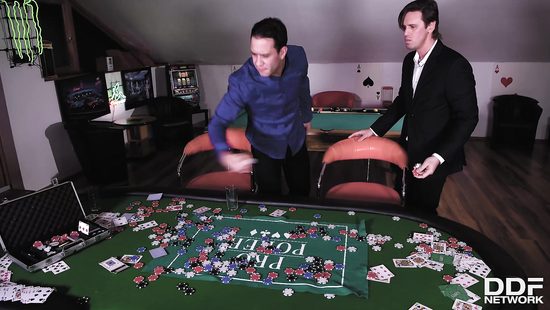 Полицейские трахают вдвоем горничную ради получения информации