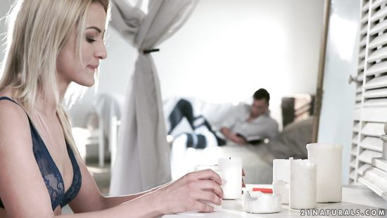 Блондинка успешно соблазнила парня и неспешно отдалась ему