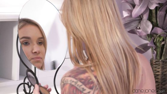 Жена прихорашивается перед зеркалом и соблазняет мужа на секс