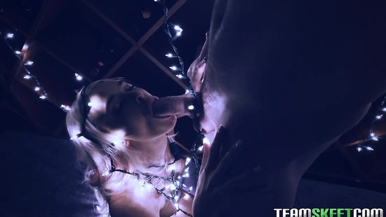 Восхитительный секс с девушкой с гирляндой на голом теле