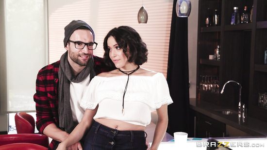 Муж с любовью смотрит на анальный трах жены с его другом