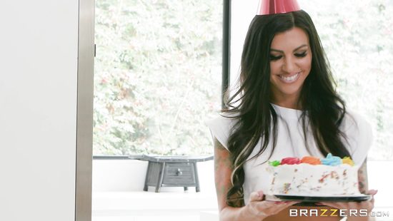 Поздравила парня с днем рождения с помощью пошлого секса