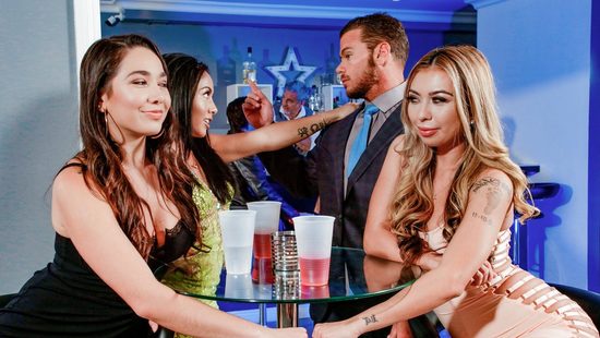 Три шлюшки уединились с парнем ради классной групповухи