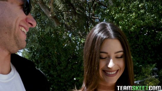 Крутой парень зашел в гости к девушке и поимел ее на кровати