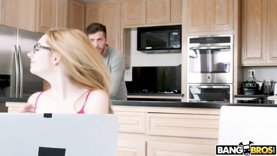 Безрассудная сучка дико трахается с соблазненным парнем