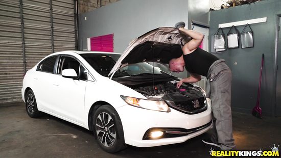 Познакомил жену с автомехаником и проворонил их развратный секс