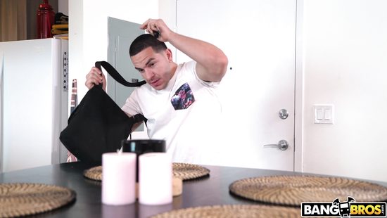 Увидела парня в душе и решила устроить с ним грязный секс