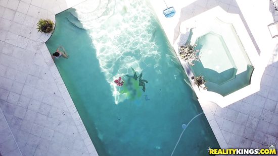 Увидел мастурбирующую бабу у бассейна и отымел ее
