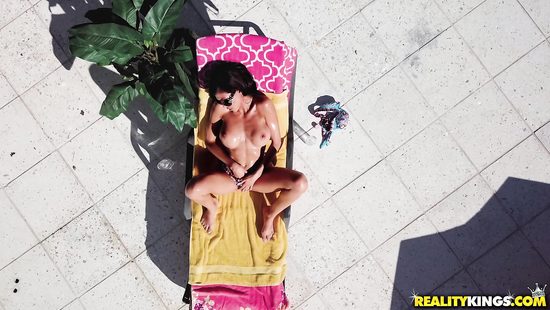 Увидел мастурбирующую бабу у бассейна и отымел ее