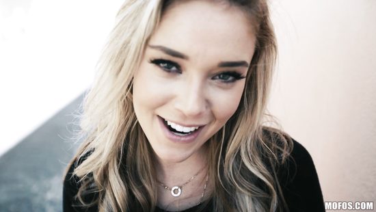 Кокетливая девушка знакомится всеми дырками с членом чувака