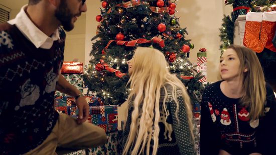 Ввели гостей в гипноз и трахаются у них под носом