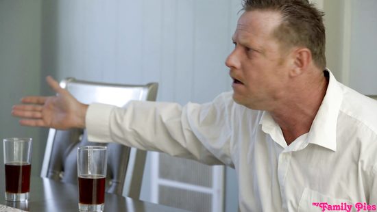 Распутная сучка трахается с мужиком пока отец вышел на кухню