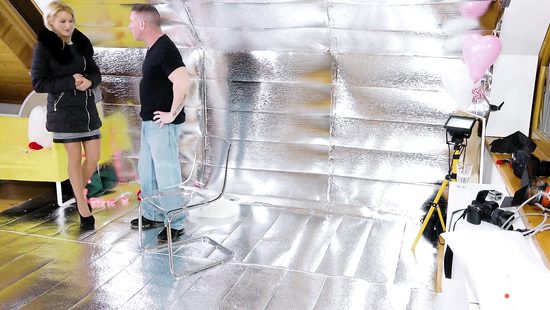 Возбудился от позирования модели и захотел ее отыметь